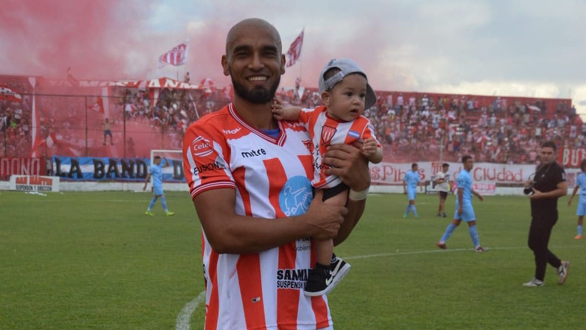 Cristian Campozano junto a su hijo Simón.