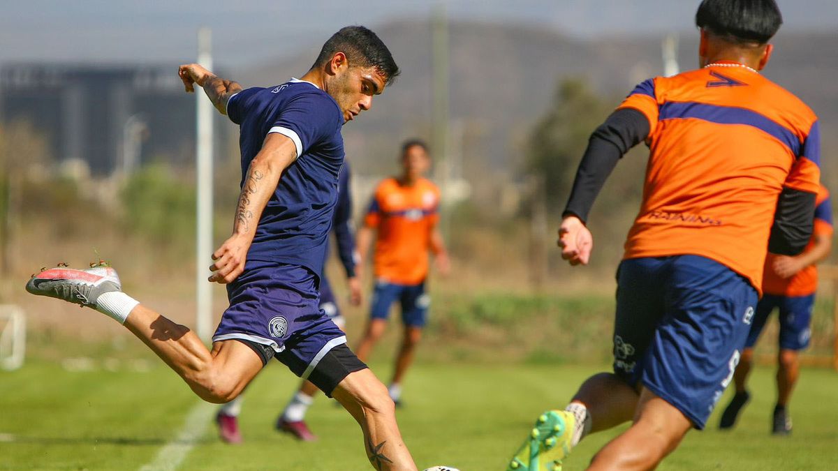 Alejo Distaulo es un jugador que le puede dar muchas alternativas en el ataque al entrenador Alfredo Berti. Alejo Distaulo es un jugador que le puede dar muchas alternativas en el ataque al entrenador Alfredo Berti.