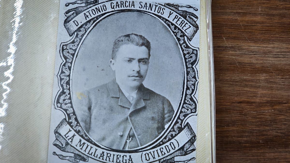 Antonio García Santos y Pérez, español de Oviedo, iniciador de la dinastía de libreros y bisabuelo de la mendocina Pilar García Santos. Antonio García Santos y Pérez, español de Oviedo, iniciador de la dinastía de libreros y bisabuelo de la mendocina Pilar García Santos.