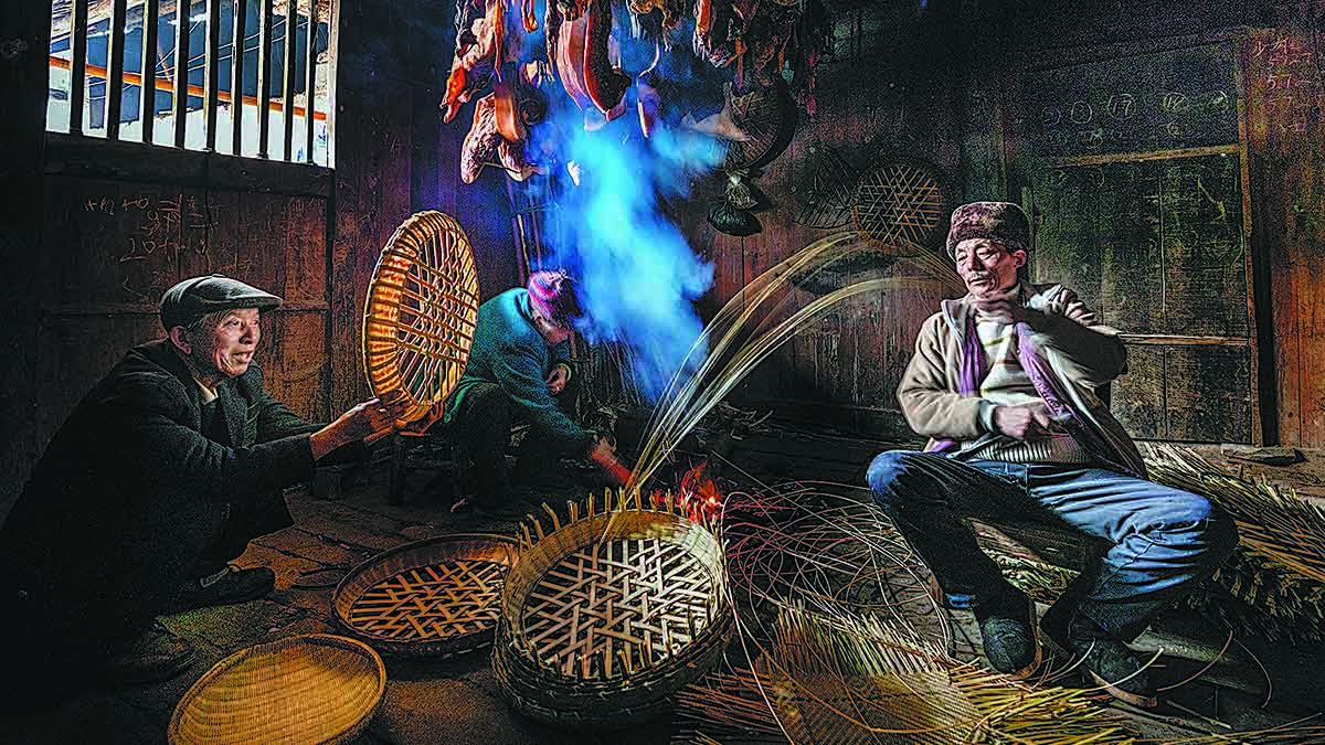 El antiguo oficio de tejer bambú es parte de la vida cotidiana de las personas que viven en el pueblo de Maoba