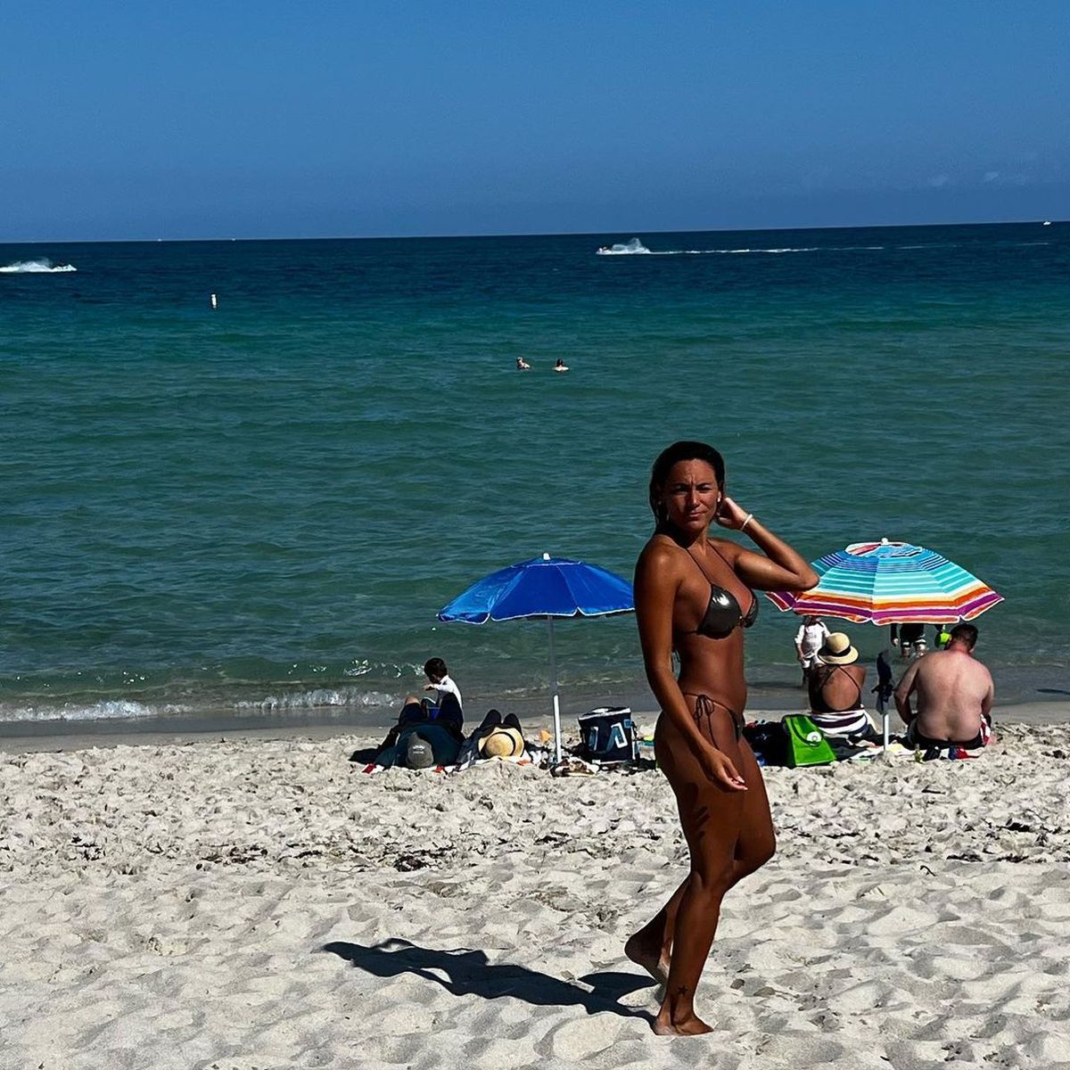 Rocío Oliva cumplió 33 y las fotos en bikini colaless son de otro level