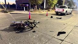 Fuerte choque entre una moto y una camioneta: un herido por los golpes
