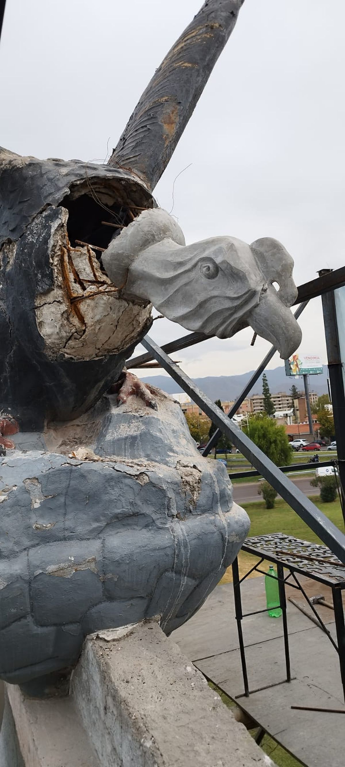 La cabeza fue unida al cuerpo de la escultura a través de una fuerte estructura de hierro. A la vez, se reforzaron los materiales de la composición del cuerpo. 