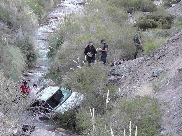 Desbarrancó un auto con cinco ocupantes en un arroyo en Uspallata