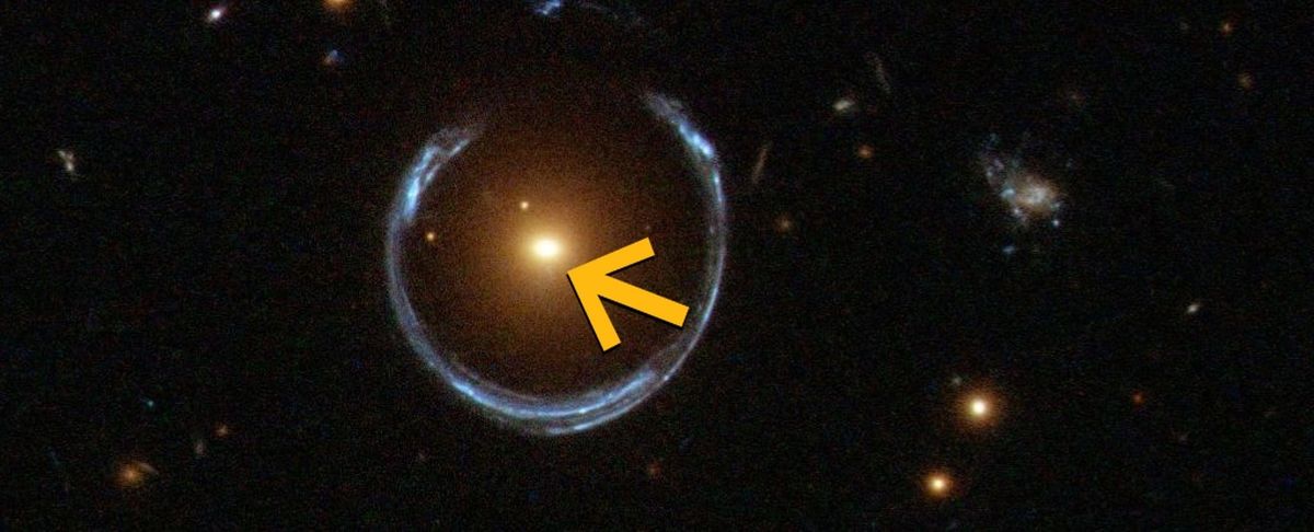 Además de su enorme tamaño, este agujero negro está rodeado por un haz de luz que llama mucho la atención. Además de su enorme tamaño, este agujero negro está rodeado por un haz de luz que llama mucho la atención.