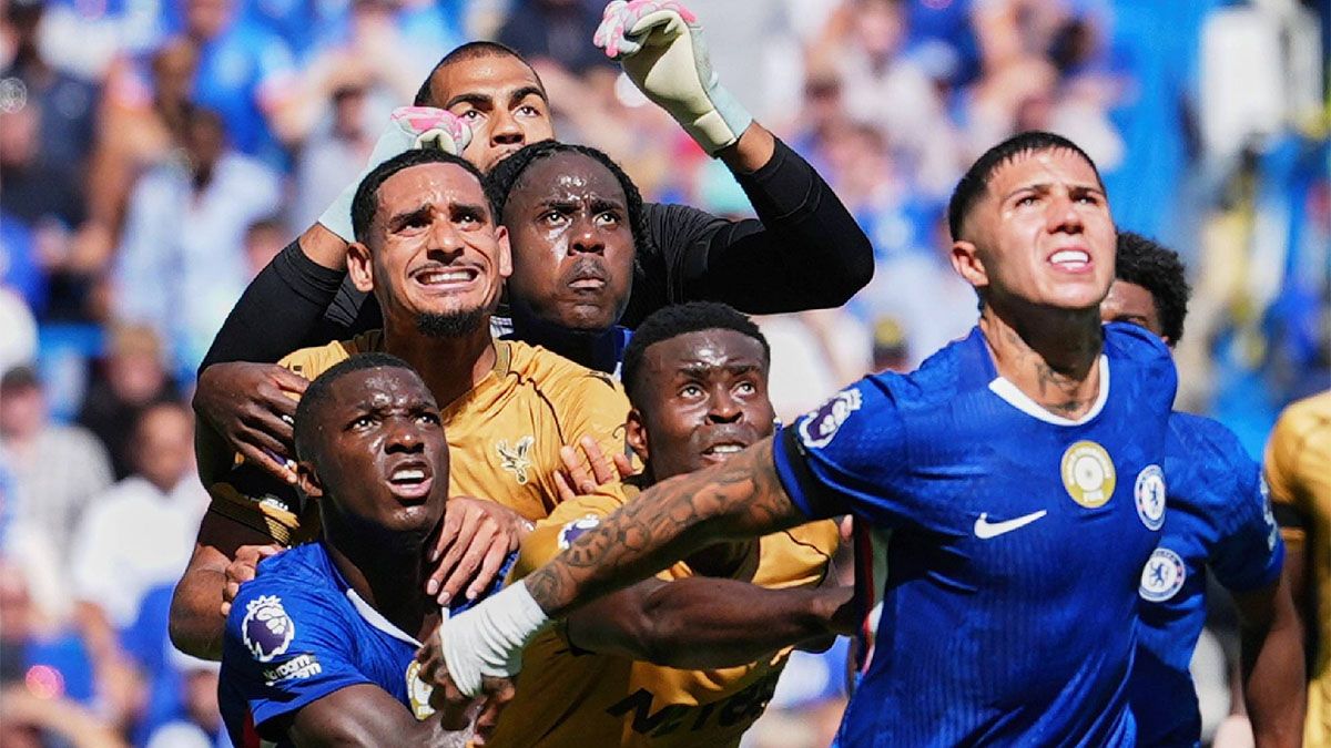 Enzo Fernández forcejea con un jugador del Crystal Palace.