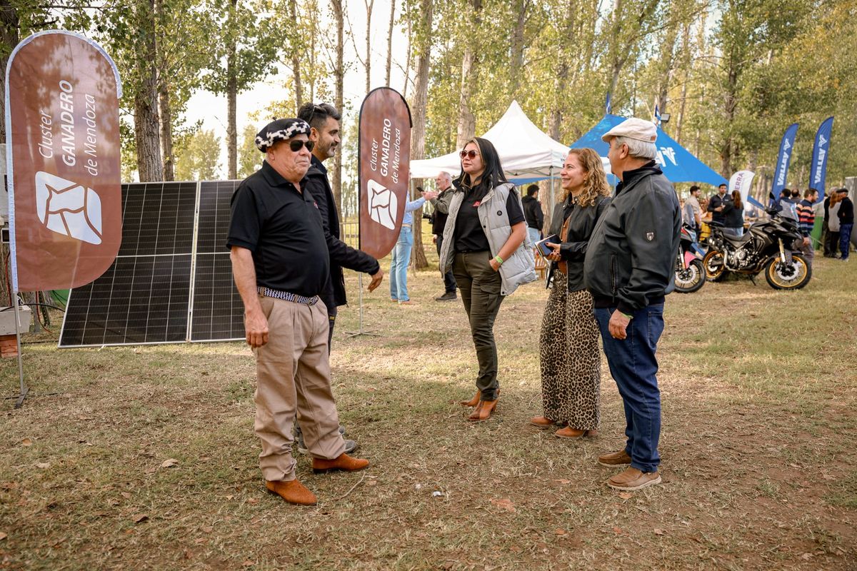 El Clúster Ganadero de Mendoza en el lanzamiento de la Fiesta de la Ganadería. El Clúster Ganadero de Mendoza en el lanzamiento de la Fiesta de la Ganadería.