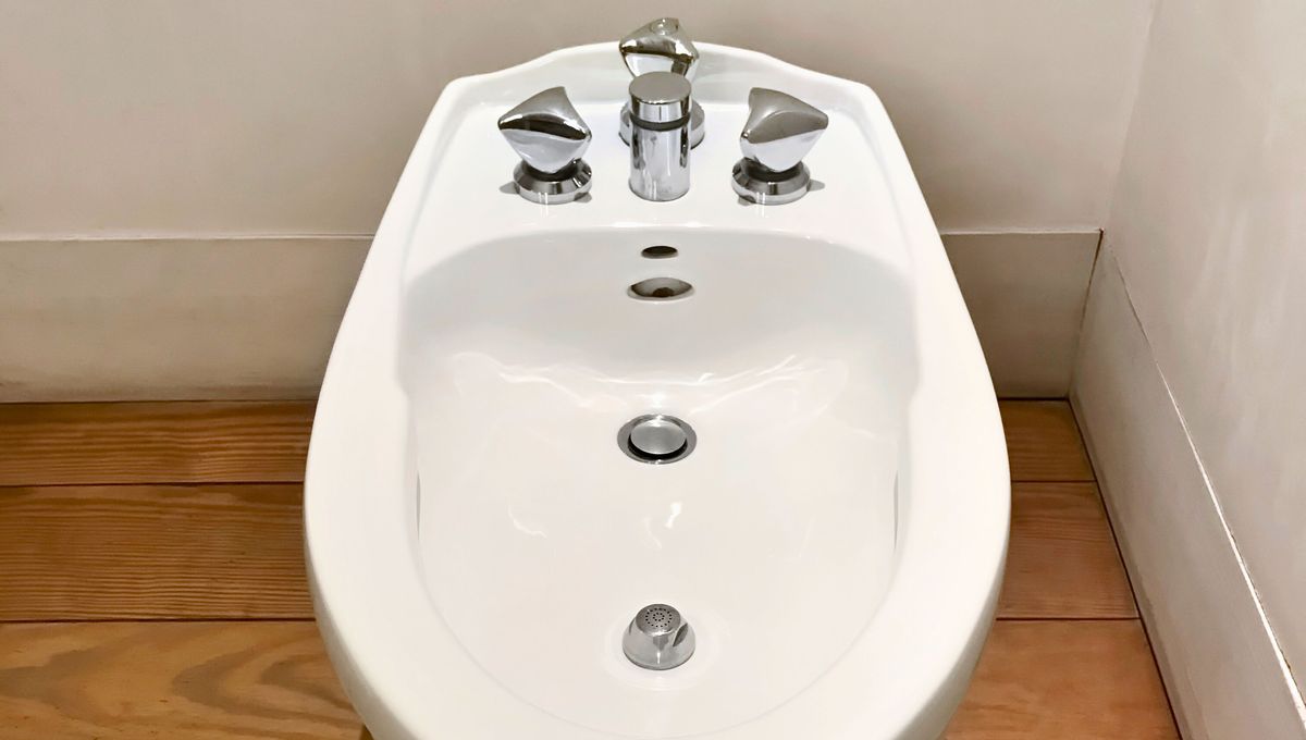 El vinagre es un ácido potente y natural que puede utilizarse en varios trucos de limpieza. El vinagre es un ácido potente y natural que puede utilizarse en varios trucos de limpieza.