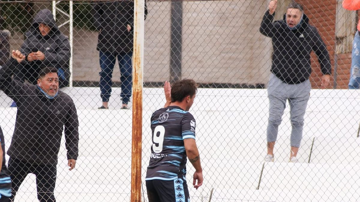 Martin Comachi festejó el gol con algunos allegados de Gutiérrez que estuvieron el Legrotaglie. Martin Comachi festejó el gol con algunos allegados de Gutiérrez que estuvieron el Legrotaglie.