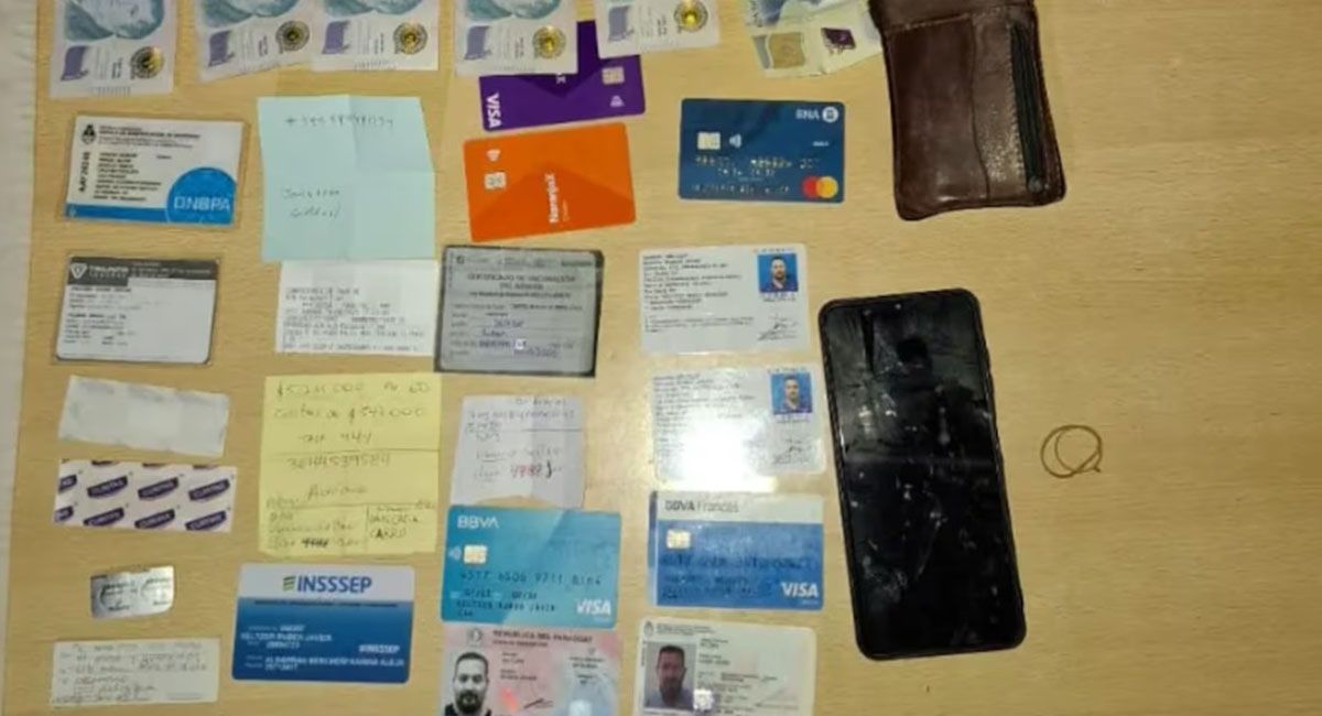 Los investigadores secuestraron en la vivienda varias pertenencias del atacantes, entre dinero, documentos y un celular. Los investigadores secuestraron en la vivienda varias pertenencias del atacantes, entre dinero, documentos y un celular.