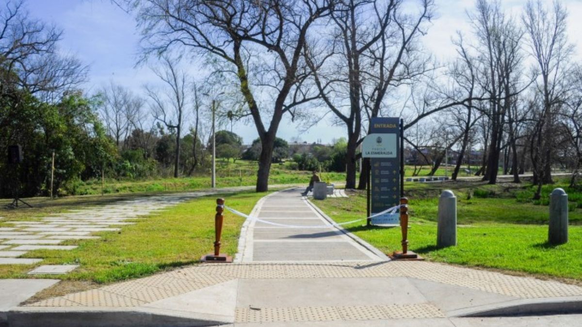 Parque La Esmeralda, en Fray Bentos, área inundable construida en el marco del proyecto de adaptación climática en el Río Uruguay. Muchas ciudades en la parte baja del río están dispuestas a instalar zonas recreativas de este tipo, que también ayudan a absorber el agua cuando sube el nivel del río. (Imagen: Presidencia de Uruguay) Parque La Esmeralda, en Fray Bentos, área inundable construida en el marco del proyecto de adaptación climática en el Río Uruguay. Muchas ciudades en la parte baja del río están dispuestas a instalar zonas recreativas de este tipo, que también ayudan a absorber el agua cuando sube el nivel del río. (Imagen: Presidencia de Uruguay)