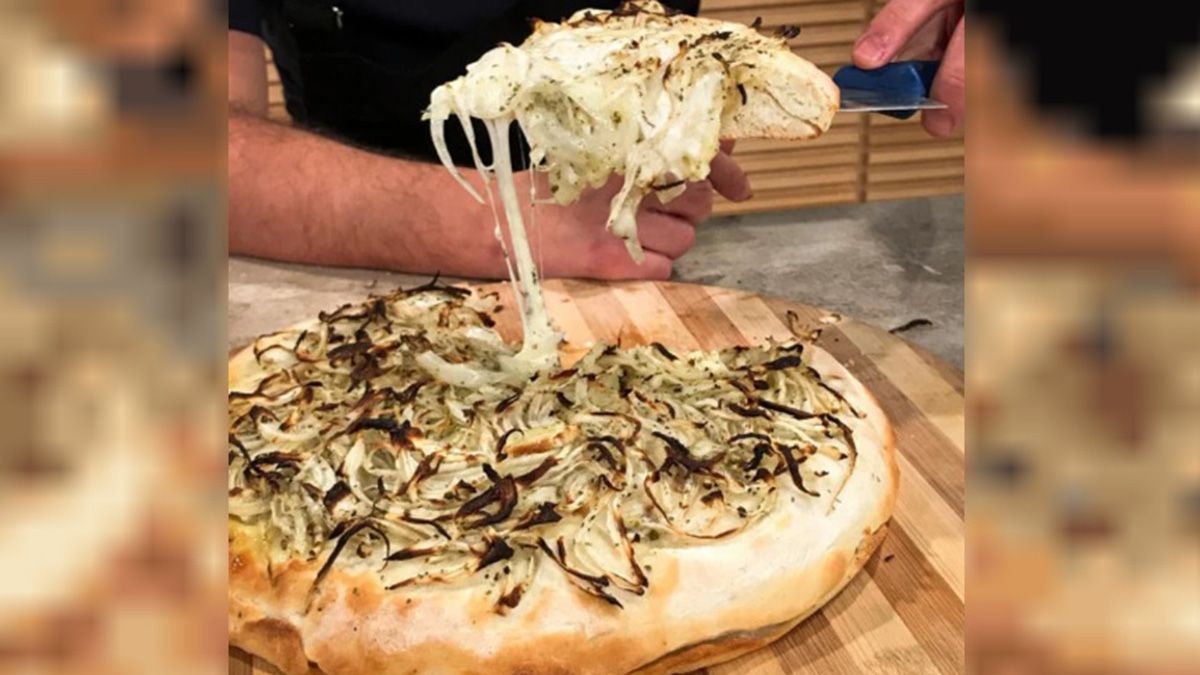 La fugazzetta es la tradicional pizza que se sirve en las pizzerías más populares de la Argentina La fugazzetta es la tradicional pizza que se sirve en las pizzerías más populares de la Argentina