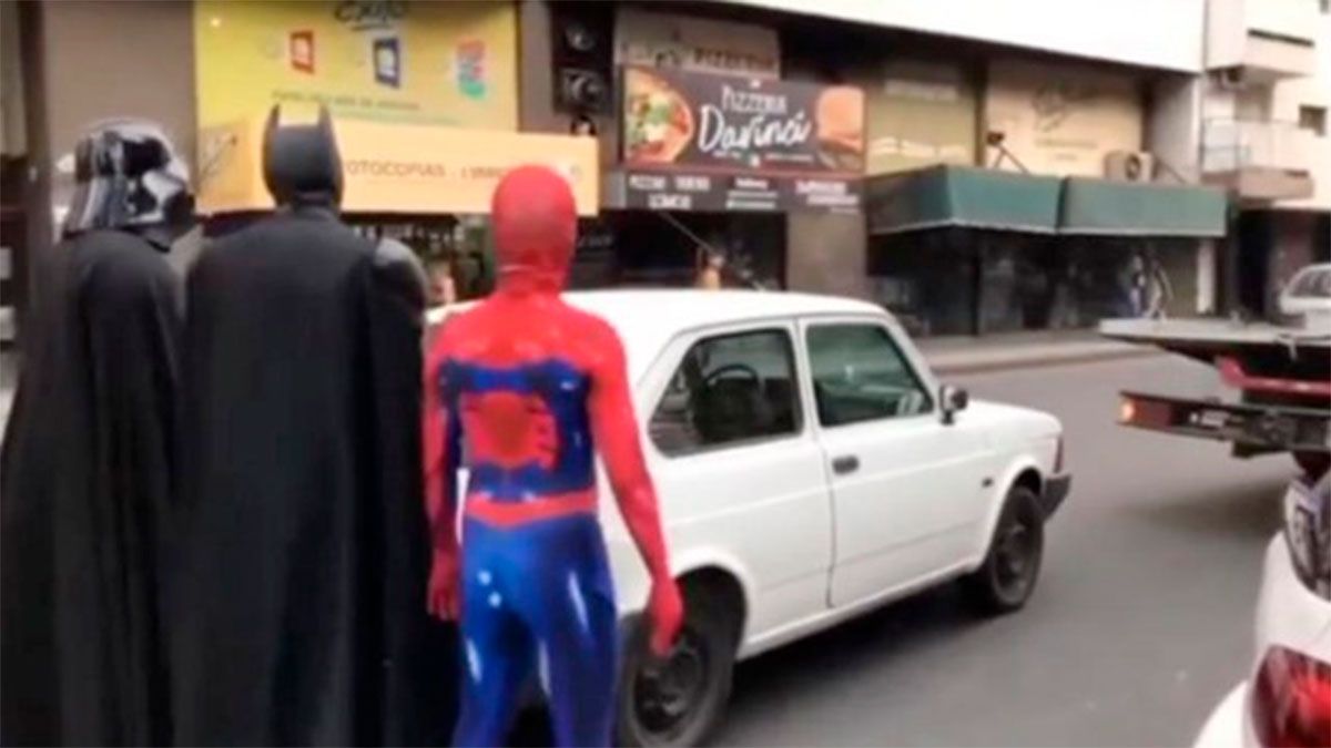 Ocurrió en Córdoba. Batman, Spider-Man y Darth Vader auxiliaron al conductor para poner en marcha su Fiat 147.