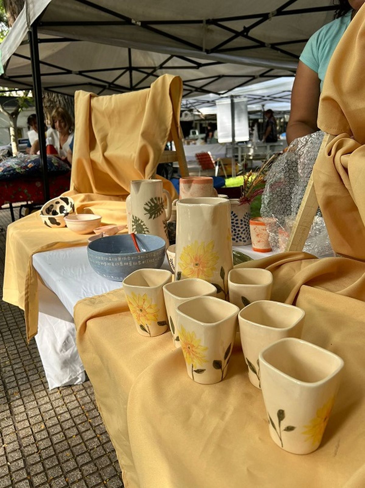 Participan pequeños emprendedores y talleres parroquiales que promueven un modelo económico basado en la solidaridad. Participan pequeños emprendedores y talleres parroquiales que promueven un modelo económico basado en la solidaridad.