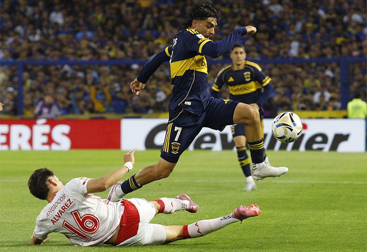 El Changuito Zeballos elude a un rival.