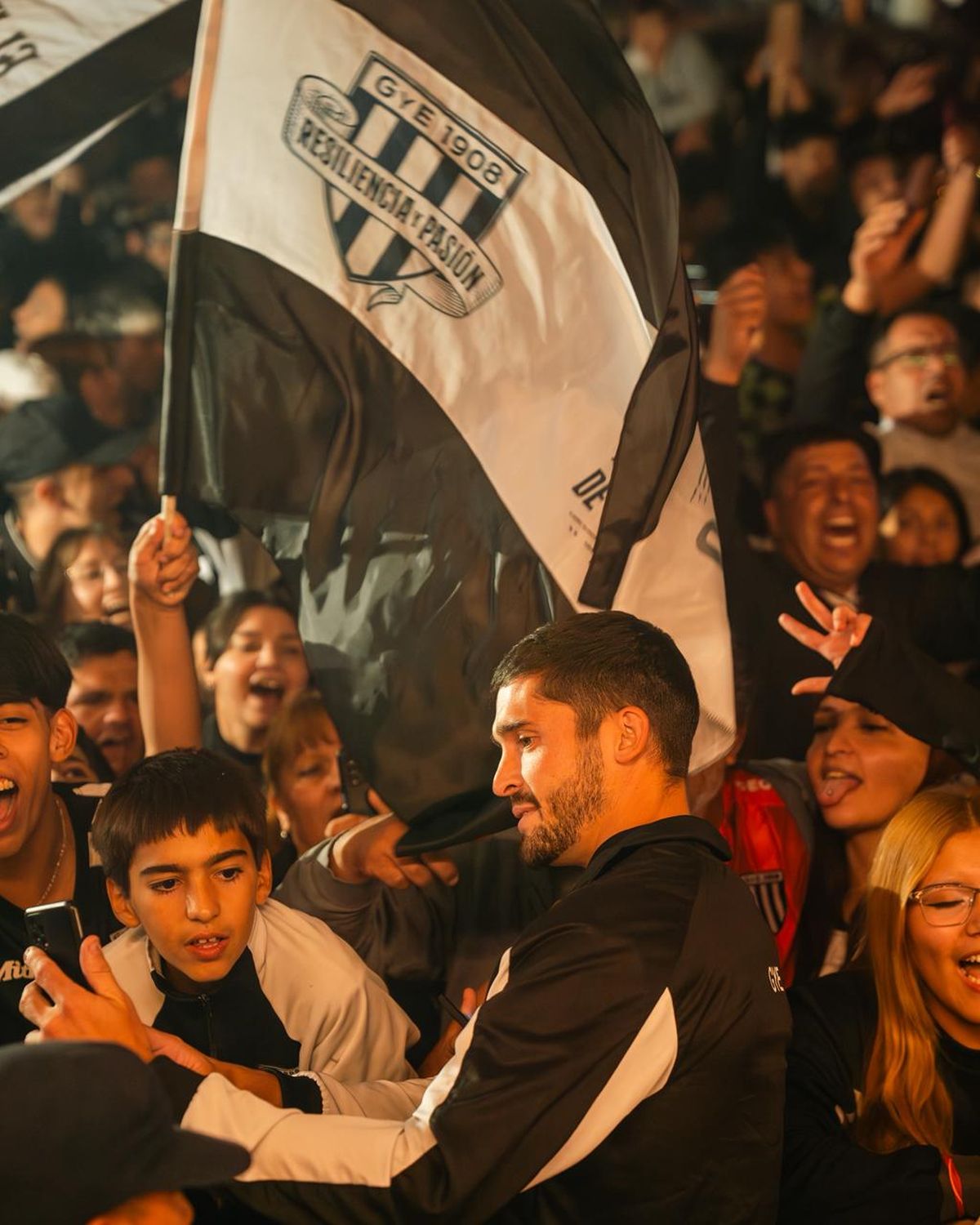 Los hinchas de Gimnasia y Esgrima realizaron un banderazo antes de jugar con Independiente Rivadavia