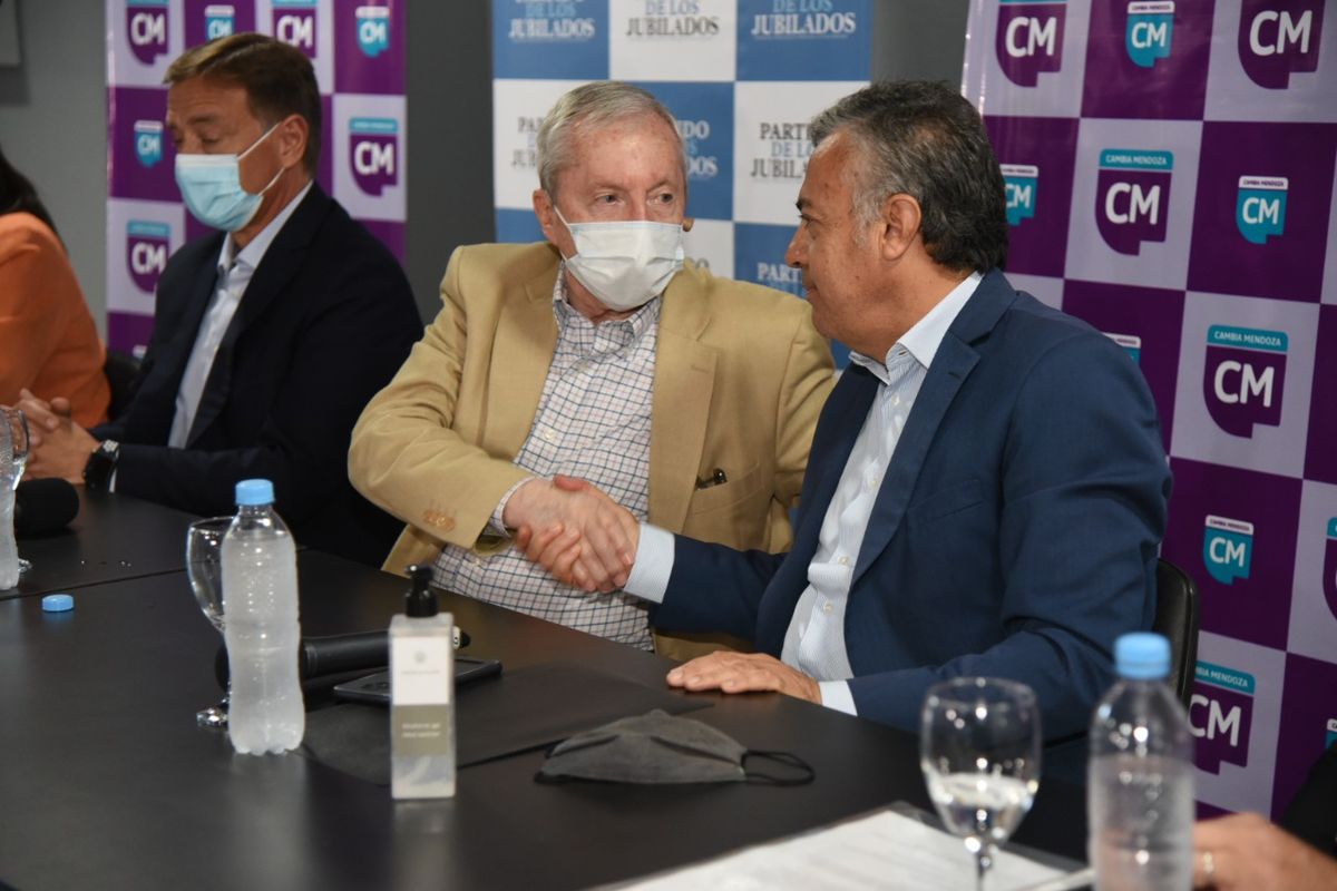 E﻿dgardo Civit Evans presidente de Partido de los Jubilados y el candidato Alfredo Cornejo.