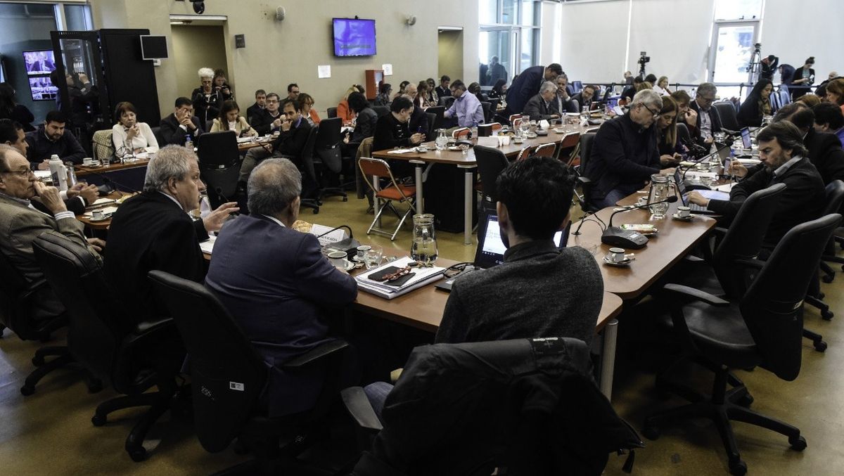 Los diputados durante la tarde de este martes. Algunos cuestionaron la ausencia de la Secretaria de Energía, Flavia Royón.