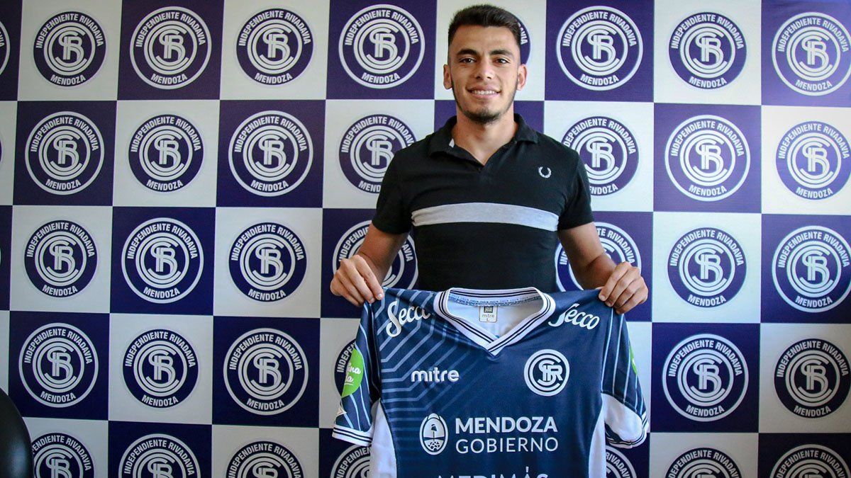 Rodrigo Soria, luciendo la camiseta de la Lepra. (Fotos gentileza Prensa CSIR).