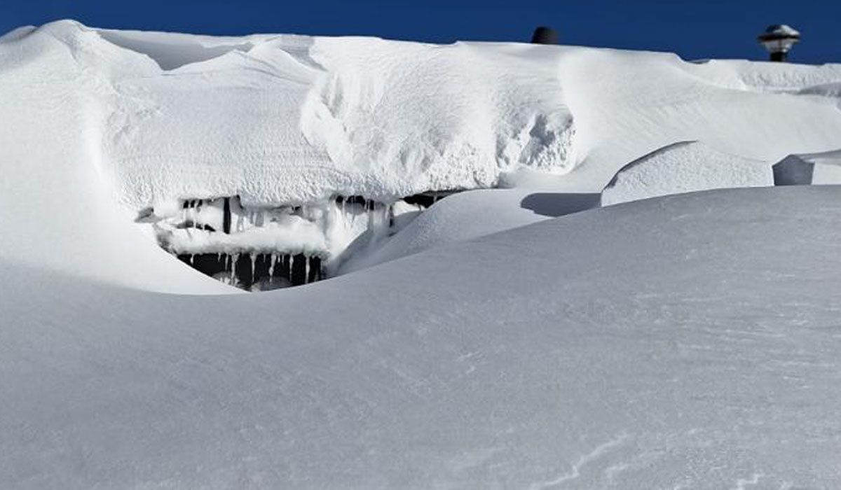 El hotel boutique El Azufre enterrado bajo 6 metros de nieve.