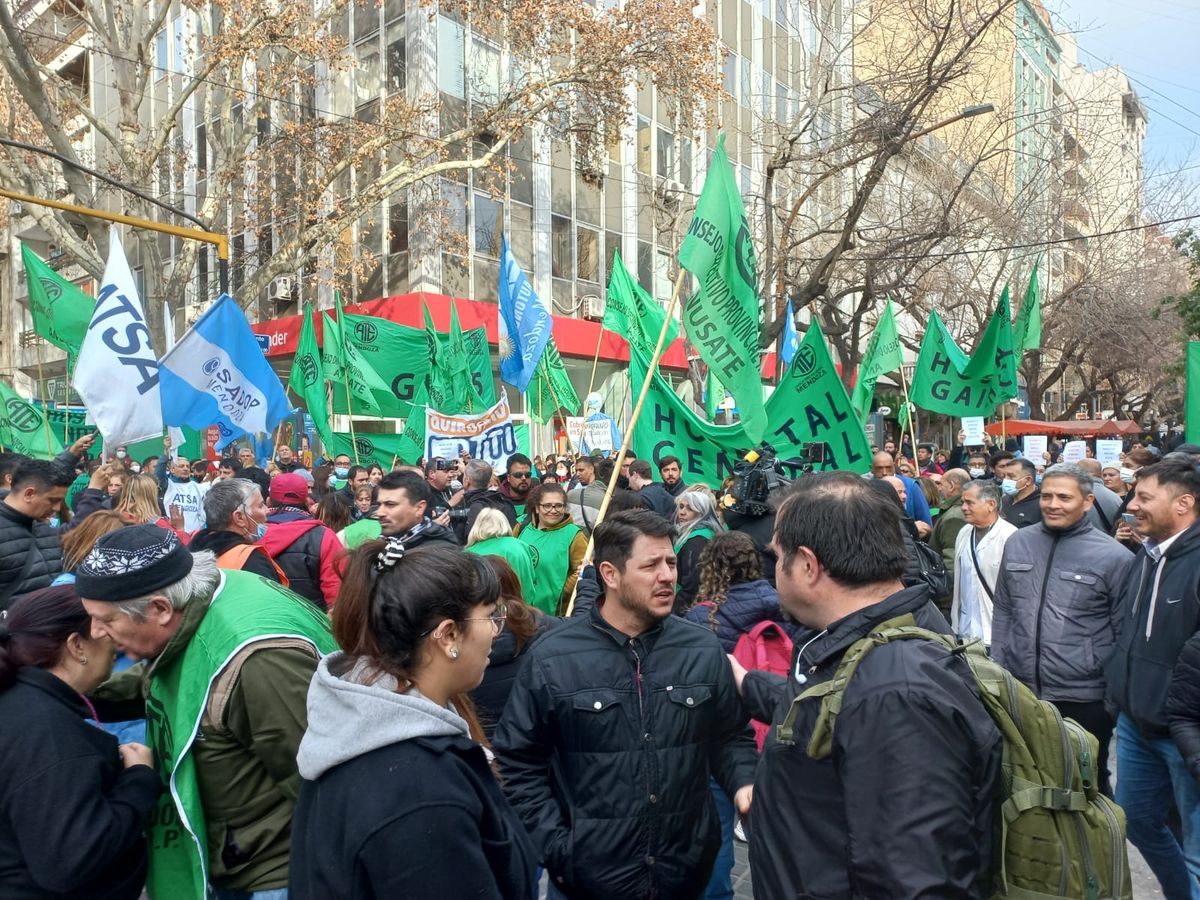 La manifestación de ATE marchó por Ciudad reclamando la liberación de su secretario general Roberto Macho, quien fue arrestado este martes y hasta el mediodía del miércoles continuaba preso en San Felipe.&nbsp;