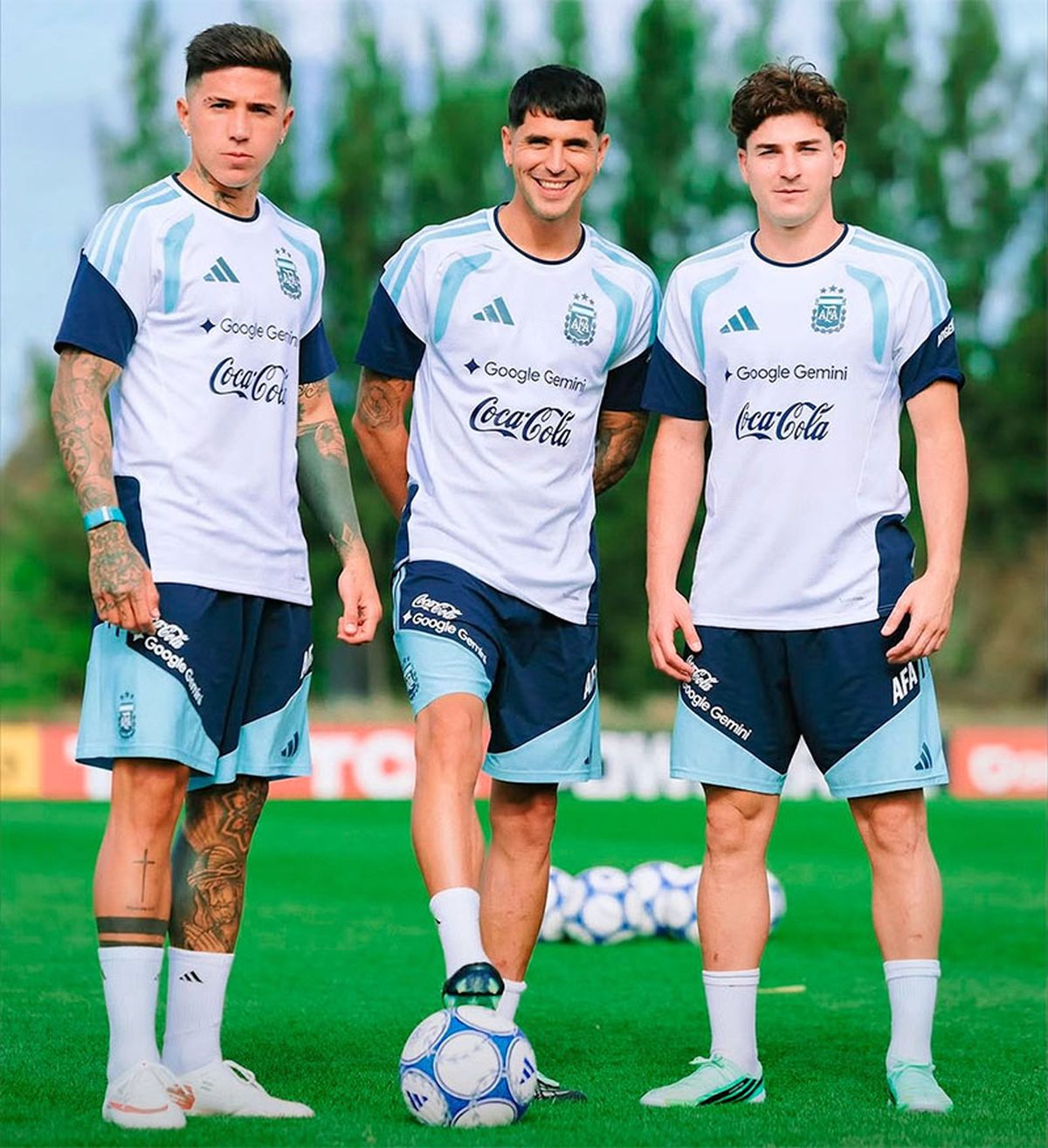 Enzo Fern&aacute;ndez, Exequiel Palacios y Juli&aacute;n &Aacute;lvarez posan para la foto.
