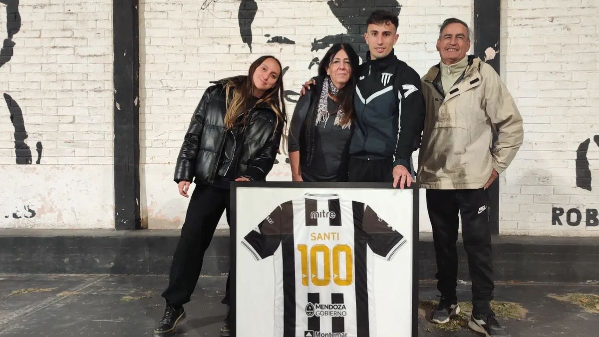 Santiago López está junto a su novia y su familia. Santiago López está junto a su novia y su familia.