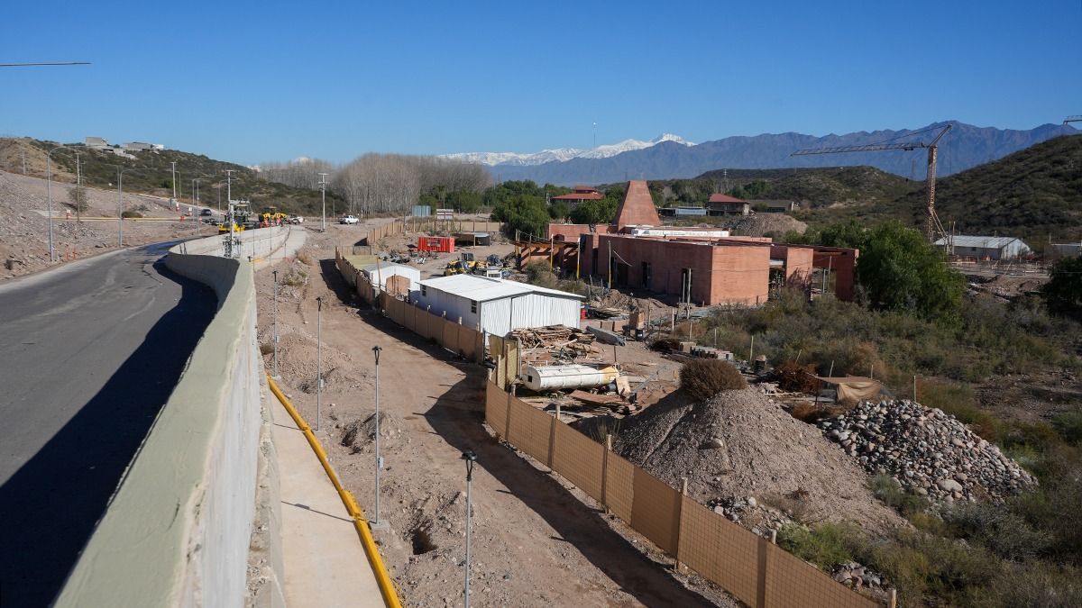 A la derecha de la imagen se advierte El Borgo, el pueblo andino de raíces italianas que se construye a la vera de la Ruta 82. A la derecha de la imagen se advierte El Borgo, el pueblo andino de raíces italianas que se construye a la vera de la Ruta 82.