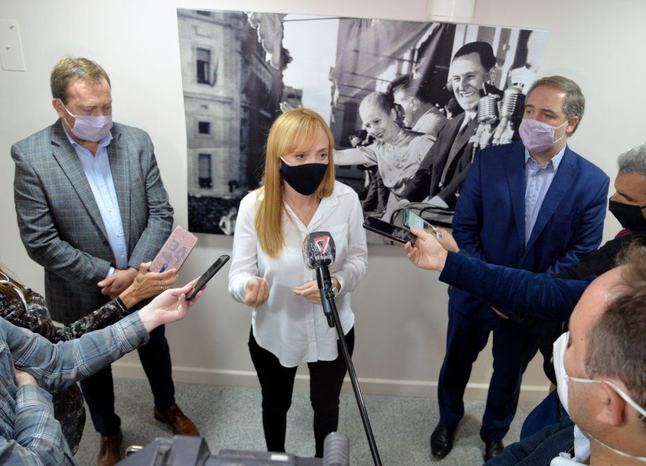 La senadora nacional y presidenta del PJ local, Anabel Fernández Sagasti, criticó duramente el discurso del gobernador Suarez y remarcó que lo vio desorientado. En la foto, con Martín Aveiro (Tunuyán) y Matías Stevanato (Maipú)