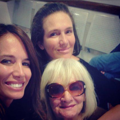 Carolina Prat junto a su hermana Natalia y su madre.