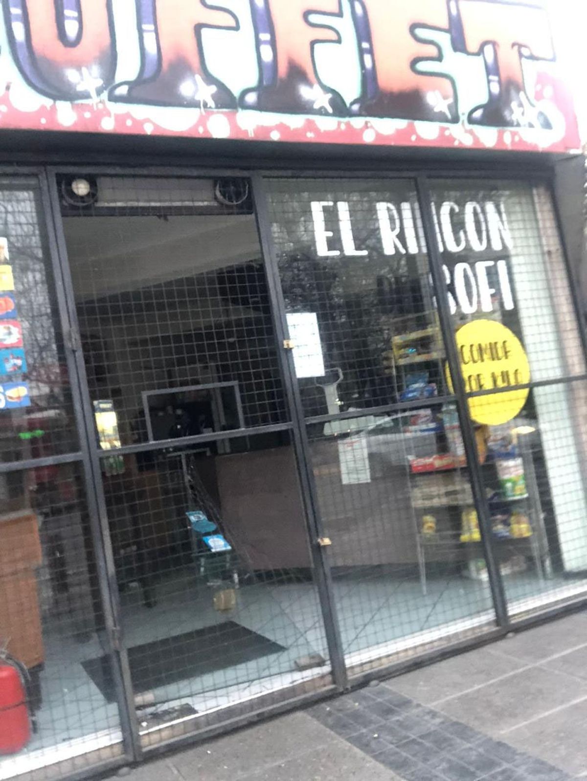 Así fue como un ladrón destrozó el blindex para robar en el interior del local de comidas de calles Rondeau y Salta, de Capital. Así fue como un ladrón destrozó el blindex para robar en el interior del local de comidas de calles Rondeau y Salta, de Capital.