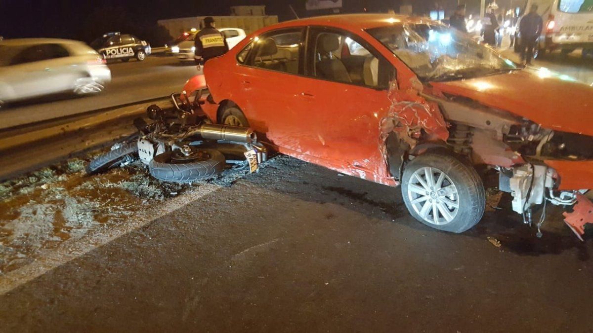 Dos policías fueron atropellados durante una persecución en el Acceso Este
