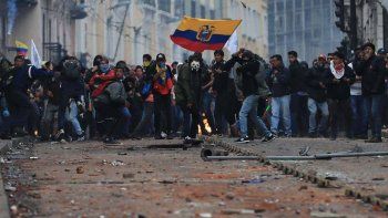 Evacuan y mudan de Quito la sede de Gobierno ecuatoriano por las protestas