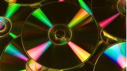 Chau a los adornos caros: cómo fabricar tu propio espejo con diseño de luna reciclando CDs viejos