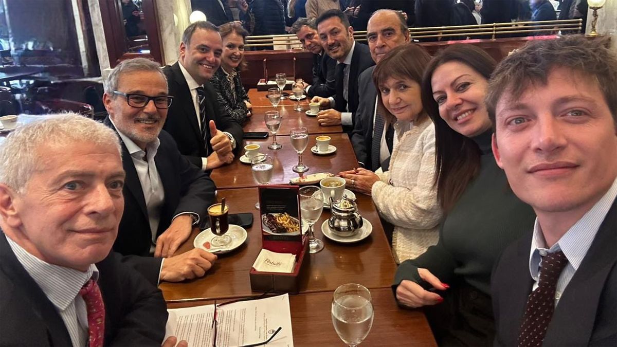 Santiago Caputo sacó la selfie en un café con los intergrantes del Gabinete, tras las reunión que lideró Guillermo Francos.