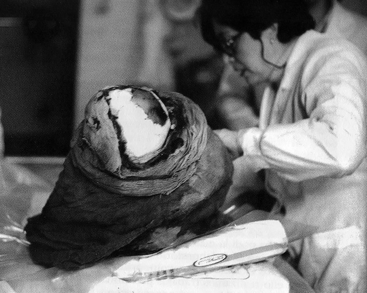 El fardo funerario en el momento de la extracción de los textiles. La especialista en textiles chilena Julie Palma. El fardo funerario en el momento de la extracción de los textiles. La especialista en textiles chilena Julie Palma.