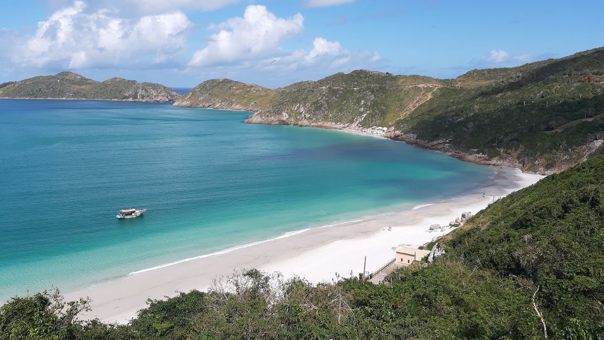 Praia do Farol es uno de los paseos imperdibles de la pequeña ciudad de Arraial do Cabo. Praia do Farol es uno de los paseos imperdibles de la pequeña ciudad de Arraial do Cabo.