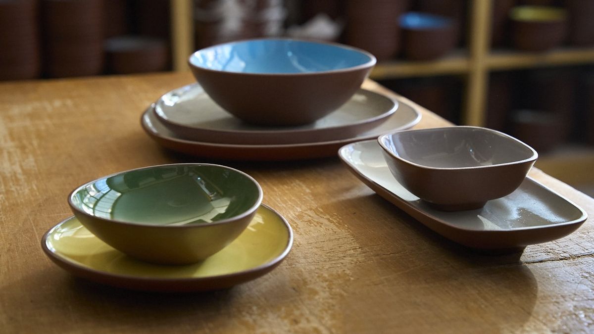 Algunas de las vajillas mendocinas Colbo, que se venden como objetos de culto en el mundo, podrían ser pintadas por Roggerone. Algunas de las vajillas mendocinas Colbo, que se venden como objetos de culto en el mundo, podrían ser pintadas por Roggerone.