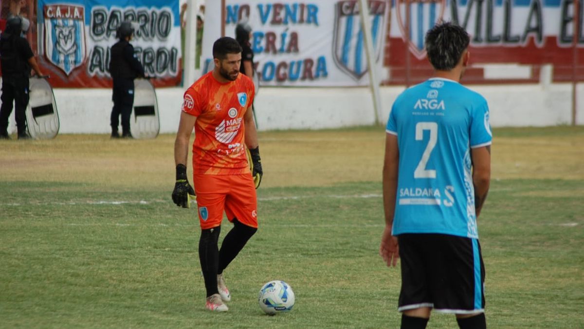 Aracena está junto a Nico Arce. Son los sobrevivientes del ascenso del 2015. Aracena está junto a Nico Arce. Son los sobrevivientes del ascenso del 2015.