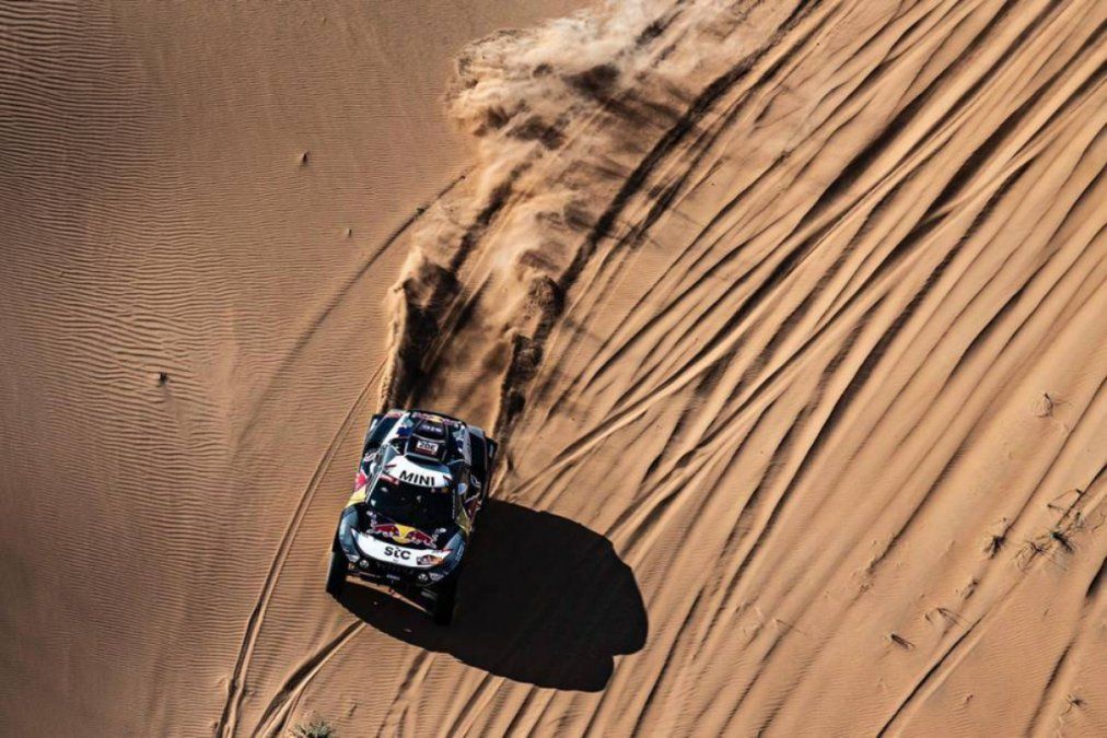 Peterhansel fue tercero en la etapa y sigue encabezando el Dakar.