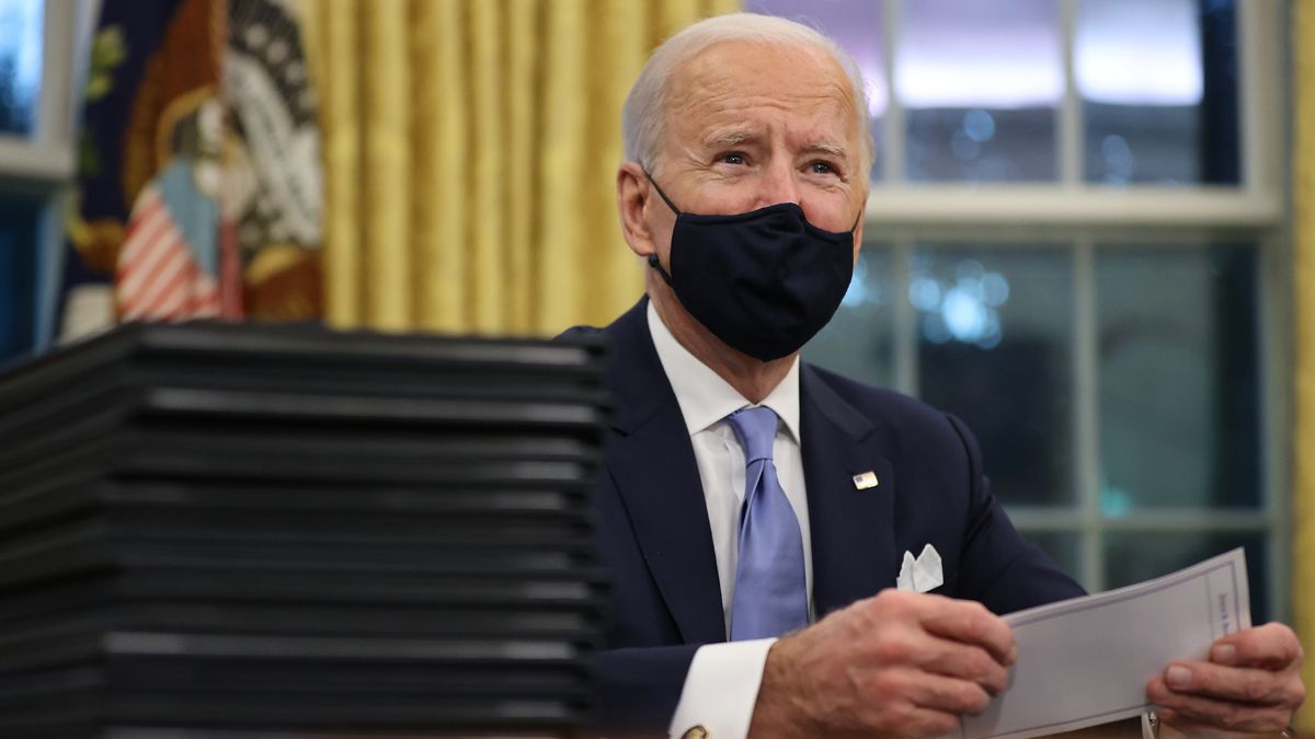 En su primer gran acto de gobierno, el presidente de Estados Unidos, Joe Biden, desmanteló hoy parte del legado político de su antecesor republicano Donald Trump, al firmar decretos para reincorporar a su país al Acuerdo de París sobre cambio climático y frenar su retirada de la Organización Mundial de la Salud (OMS).
