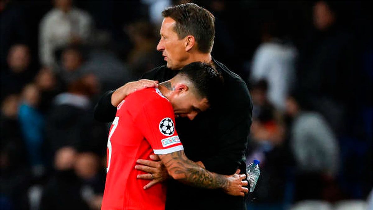 El alemán Roger Schmidt, entrenador de Benfica, de Portugal, abrazando a Enzo Fernández.