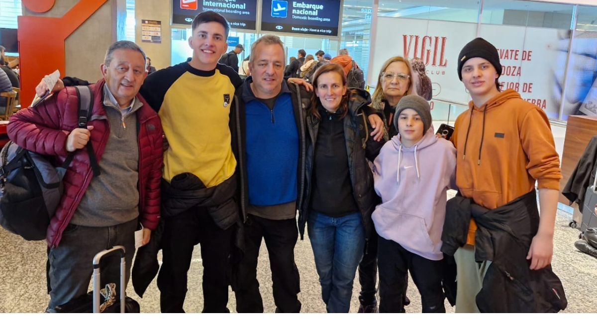 Valentín (de remera amarilla) junto al intendente Celso Jaque y la familia del joven, el día que partió a Estados Unidos. El intendente lo acompañó Valentín (de remera amarilla) junto al intendente Celso Jaque y la familia del joven, el día que partió a Estados Unidos. El intendente lo acompañó