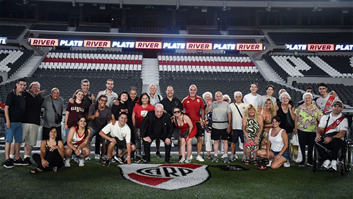 El Beto Alonso posa con los socios de River para la foto.