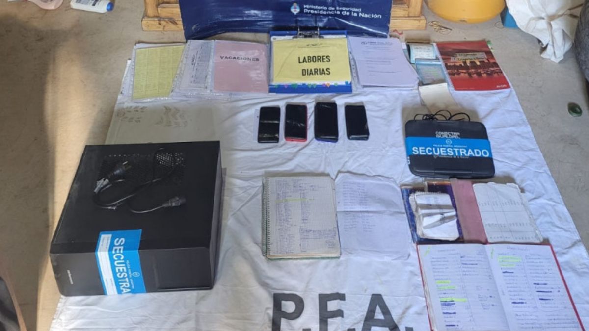 Parte de los elementos secuestrados por la Policía Federal en el allanamiento en Malargüe. Parte de los elementos secuestrados por la Policía Federal en el allanamiento en Malargüe.
