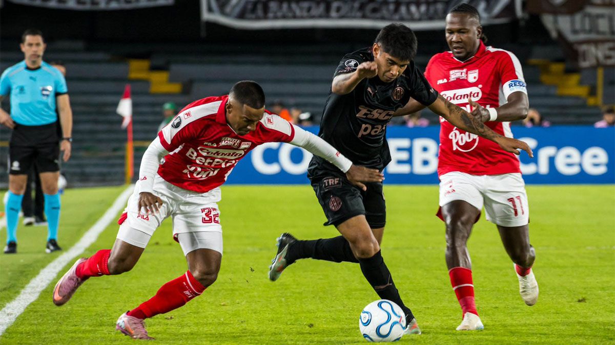 Platense cayó ante Independiente Santa Fe en Colombia.