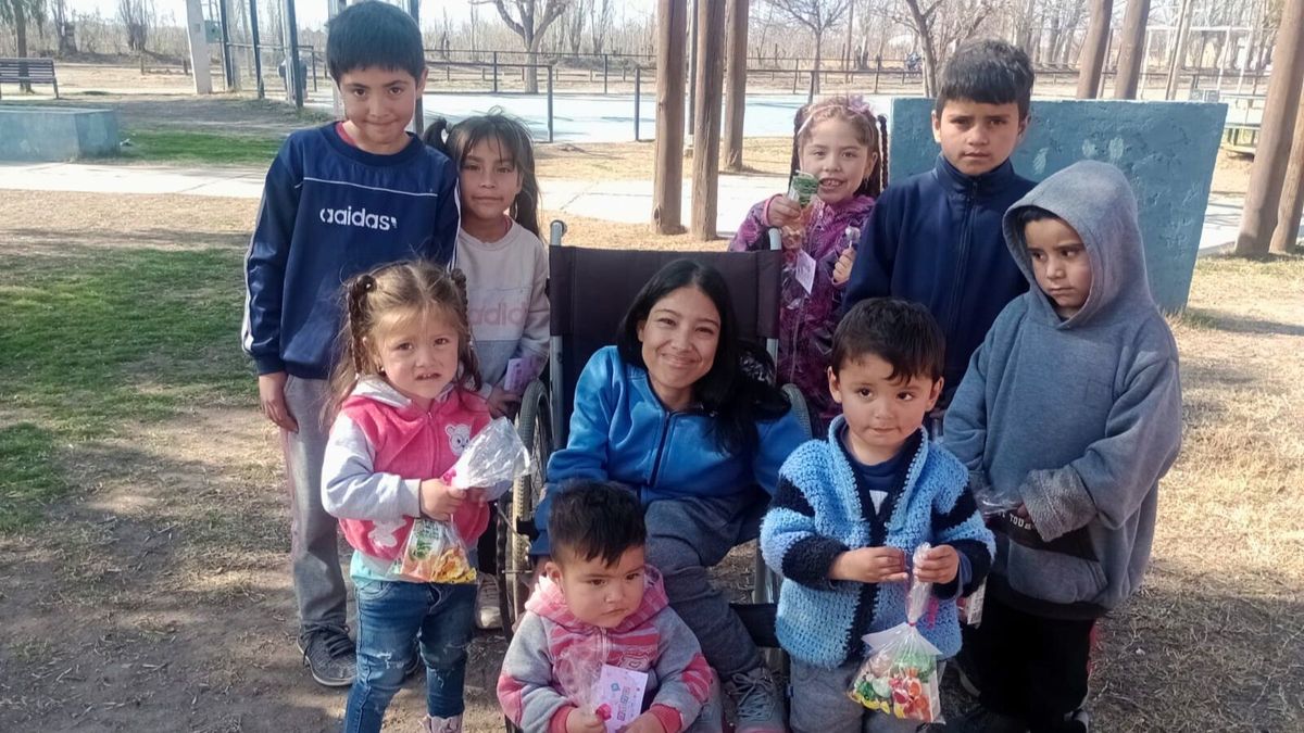 Jazmín tiene hidrocefalia y un corazón enorme. Dedicó el Día del Niño a los más chiquitos en Vista Flores.