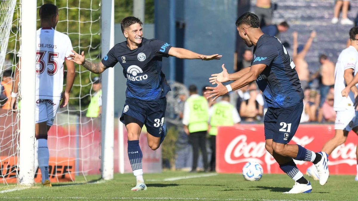 Nicolás Retamar abrió el marcador para Independiente Rivadavia luego lo empató Lanús con el penal de Walter Bou.