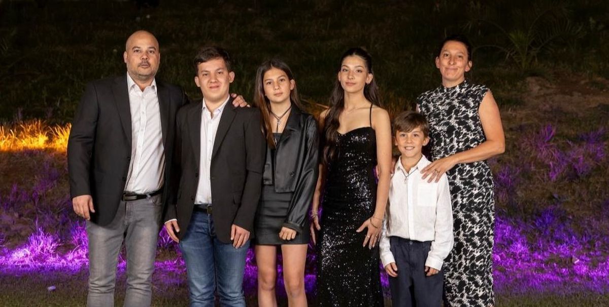 Juana, cuarta desde la izquierda, vota por primera vez. Su hermano Diego, a quien le encanta la política, le explicó las propuestas. Juana, cuarta desde la izquierda, vota por primera vez. Su hermano Diego, a quien le encanta la política, le explicó las propuestas.