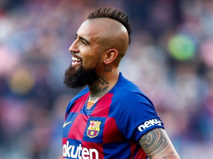 El mediocampista chileno Arturo Vidal apuntó contra la dirigencia del Barcelona.